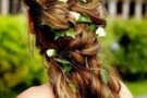 Acconciature sposa, fiori nei capelli