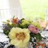 Nozze all’aperto, bouquet colorati per sposa e damigella