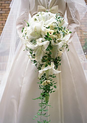 Bouquet per la sposa e cuscino di fiori per auto candidi gigli bianchi