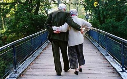 coppia di sposi anziani