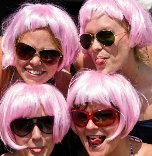 ragazze parrucca rosa occhiali sole