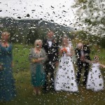 sposi dietro gocce pioggia