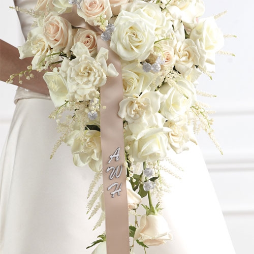 bouquet a cascata bianco con monogramma
