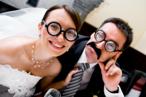 Coppia di sposi con occhiali