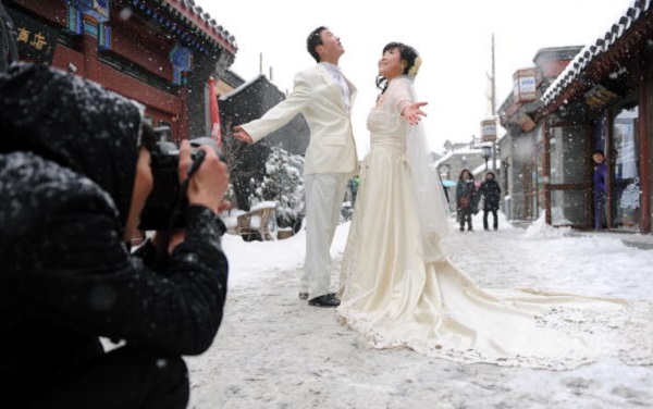 A Chinese wedding couple poses for photo